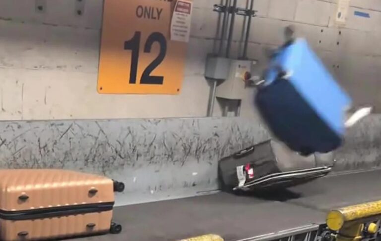 Фото для новини:З'явилося відео, як в аеропорту знущаються із багажу