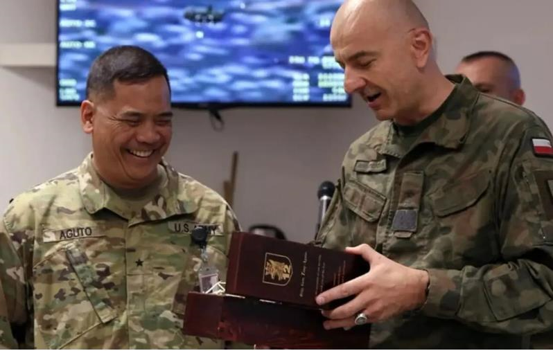 Фото для новини:Загубив секретні карти: генерал США потрапив у скандал після візиту в Київ