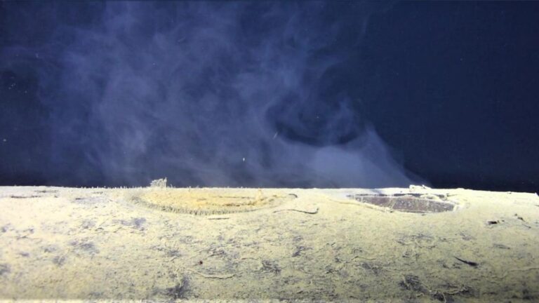 Фото для новини:Затонулий радянський підводний човен випускає радіоактивні відходи в океан