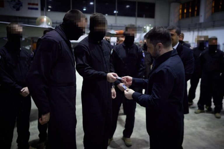 Фото для новини:Зеленський у Румунії зустрівся з українськими пілотами F-16