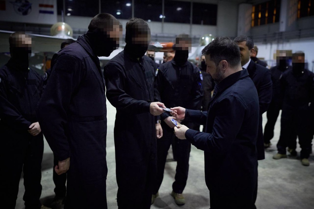 Фото для новини:Зеленський у Румунії зустрівся з українськими пілотами F-16