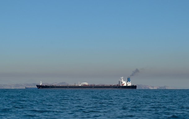 Фото для новини:"Зомбі-танкери" прориваються через Ормузьку протоку - ЗМІ