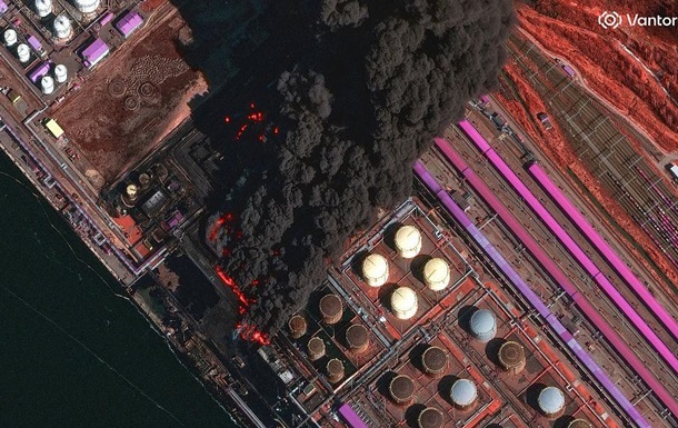 Фото для новини:Зйомка з супутника показала, як горять порти РФ