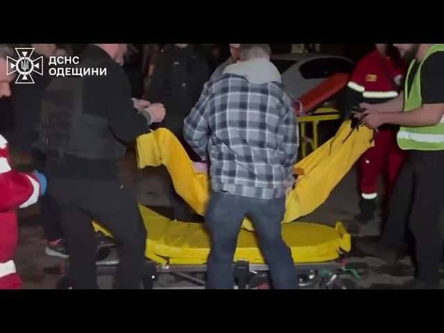 Фото для новини:Одеса: через російський удар пошкоджена житлова 5-поверхівка, постраждали люди