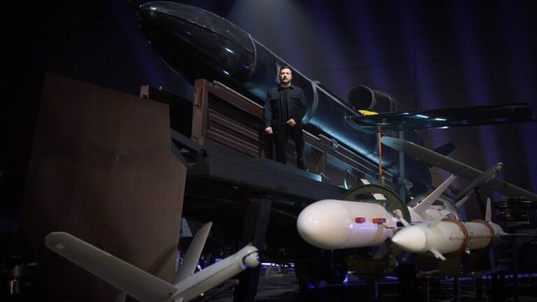 Фото для новини:Володимир Зеленський привітав працівників оборонно-промислового комплексу з професійним днем