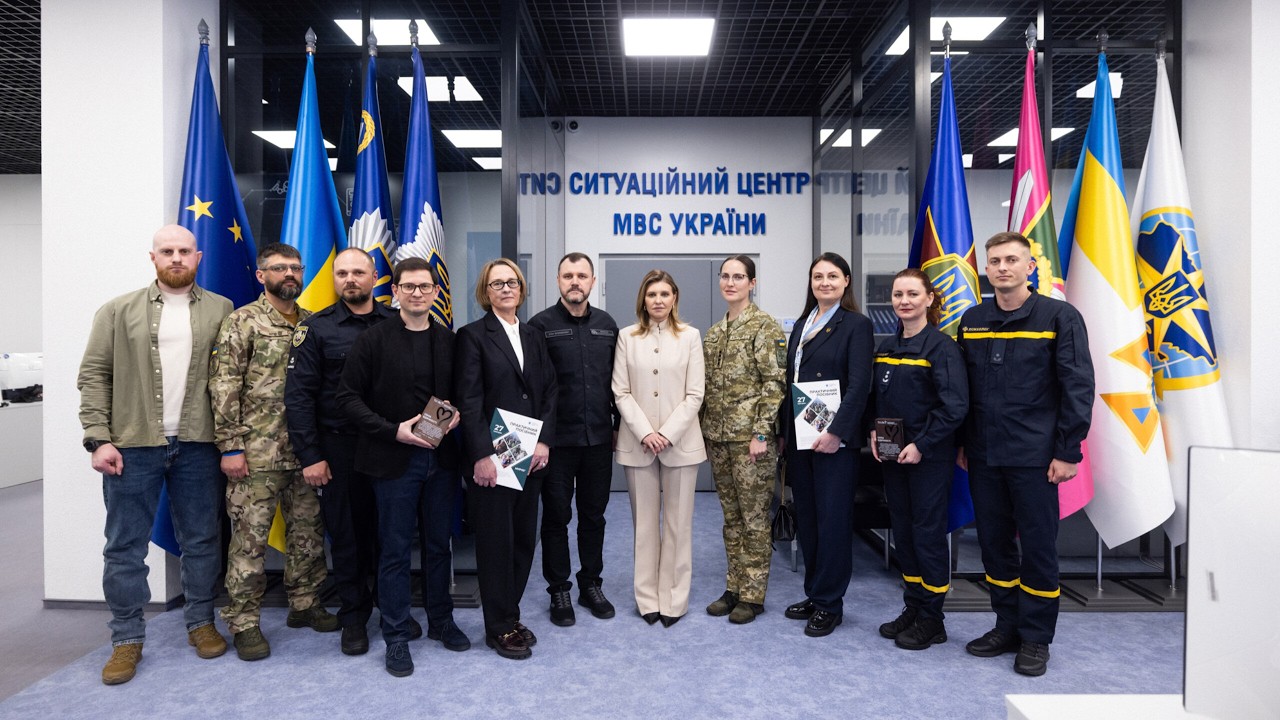 Фото для новини:Олена Зеленська відвідала Службу 112 та поспілкувалася з психологами МВС