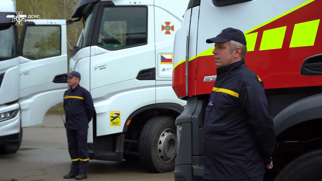 Фото для новини:Підрозділи ДСНС отримали від Гуманітарного фонду Сергія Притули 7 генераторів та 2 вантажівки