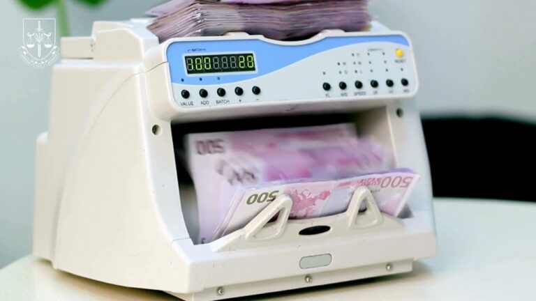 Фото для новини:Скандал у Дніпрі! Депутата райради та його сина підозрюють у схемі з фіктивним працевлаштуванням