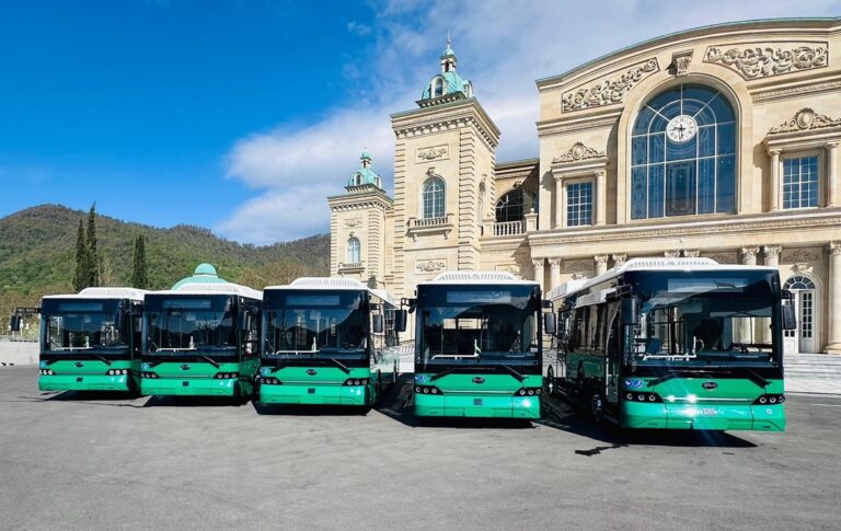 Фото для новини:Азербайджан подарував Україні пасажирські автобуси