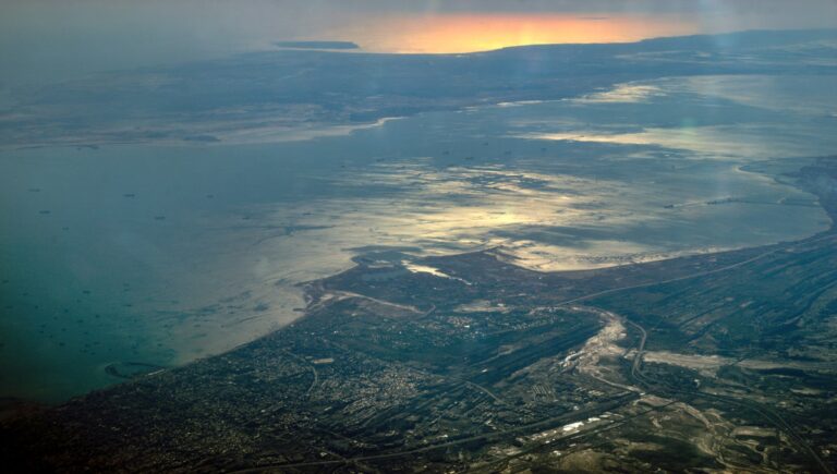 Фото для новини:Близький Схід шукає альтернативу Ормузькій протоці