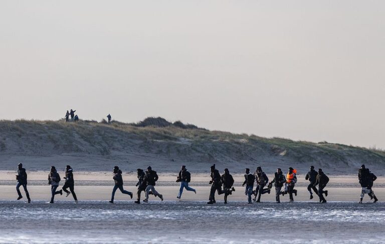 Фото для новини:Британія та Франція уклали нову угоду про стримування потоків нелегалів