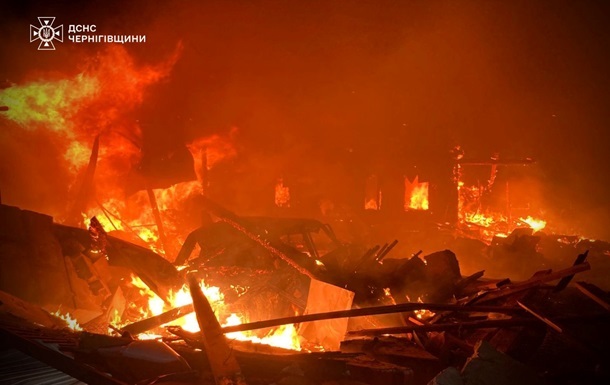 Фото для новини:Чернігів під атакою ворожих БПЛА: горять будинки
