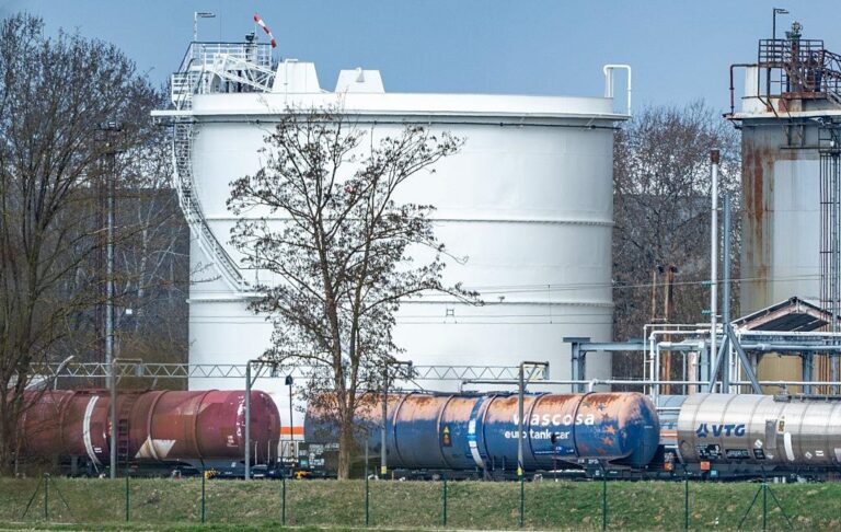 Фото для новини:Диверсія в Італії призвела до призупинки експорту нафти в Німеччину - ЗМІ