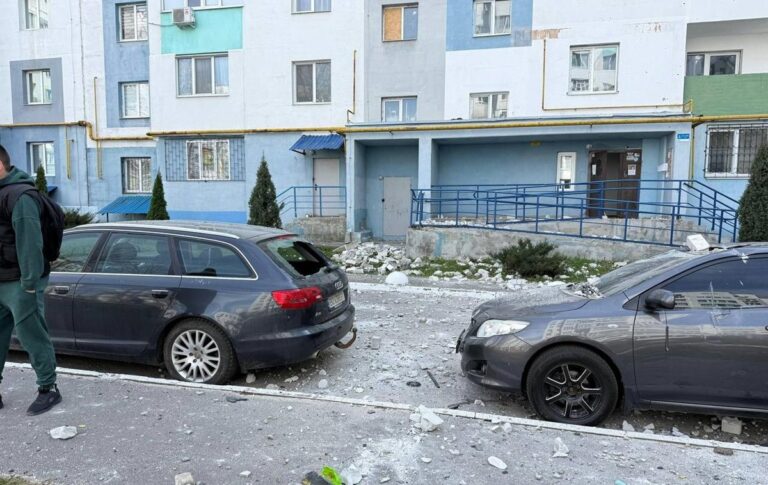 Фото для новини:Дрон влучив у дах багатоповерхівки в Харкові