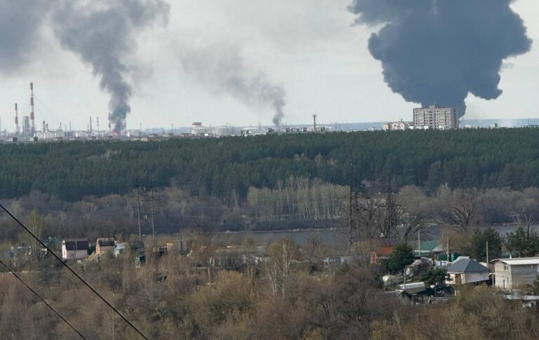 Фото для новини:Дрони спричинили пожежу на Сизранському НПЗ в РФ