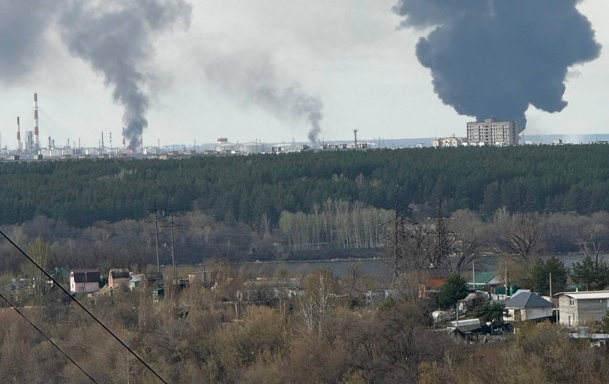 Фото для новини:Дрони спричинили пожежу на Сизранському НПЗ в РФ