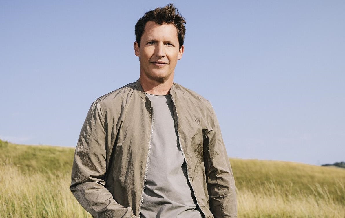 Фото для новини:Джеймс Блант після скандалу змінив символіку: з герба РФ на тризуб