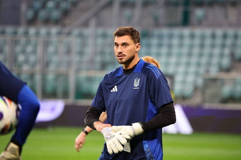 Фото для новини:Ексголкіпер збірної України провів дебютний матч у Другій лізі