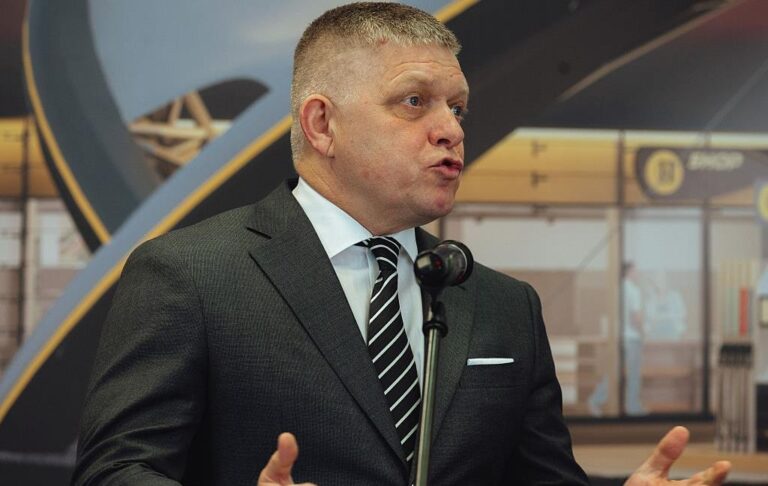 Фото для новини:Фіцо просить Польщу пропустити його літак в Росію