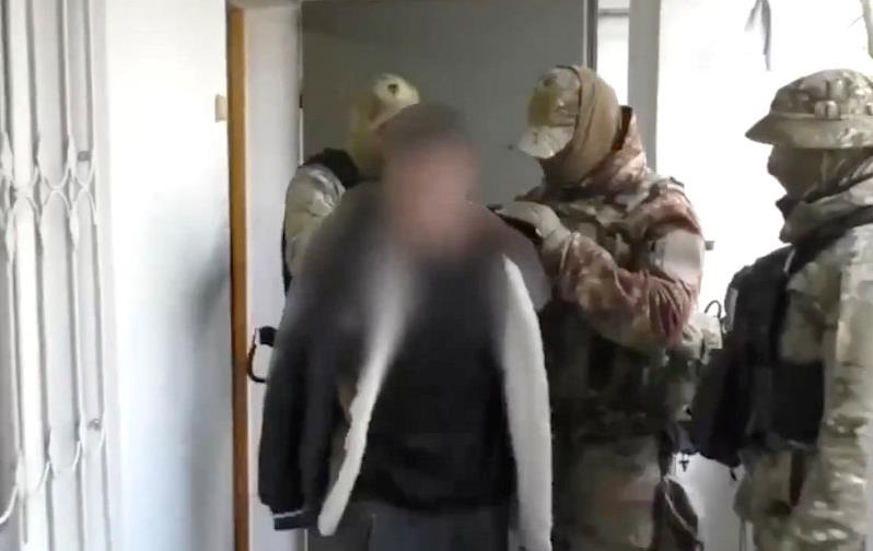 Фото для новини:ФСБ затримала кримчанина за схвалення ударів ЗСУ по нафтобазі