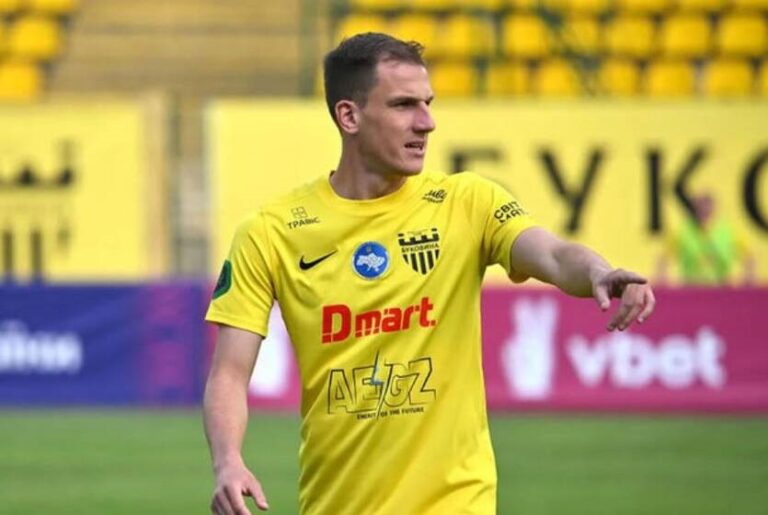 Фото для новини:Футболіста Буковини забрали на швидкій під час матчу з Динамо