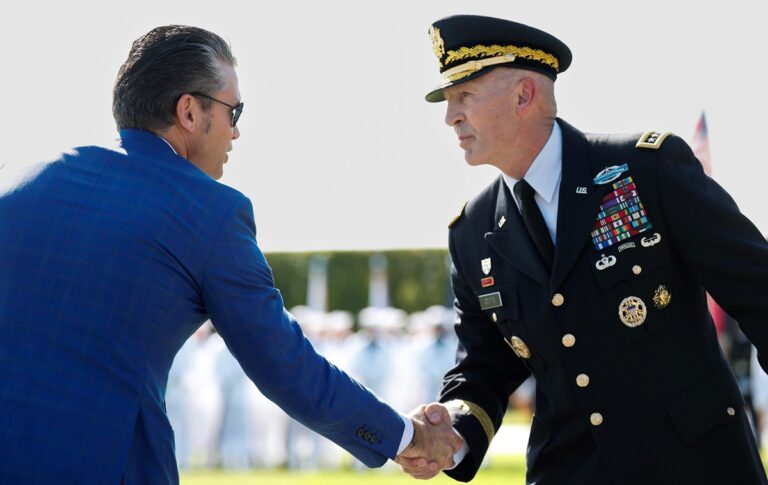 Фото для новини:Геґсет вимагає відставки начальника штабу армії США