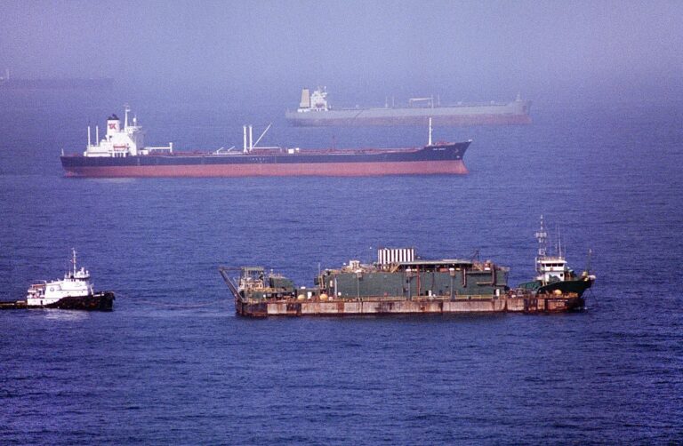 Фото для новини:Іран - США: Сумуватимете за бензином по $4-5