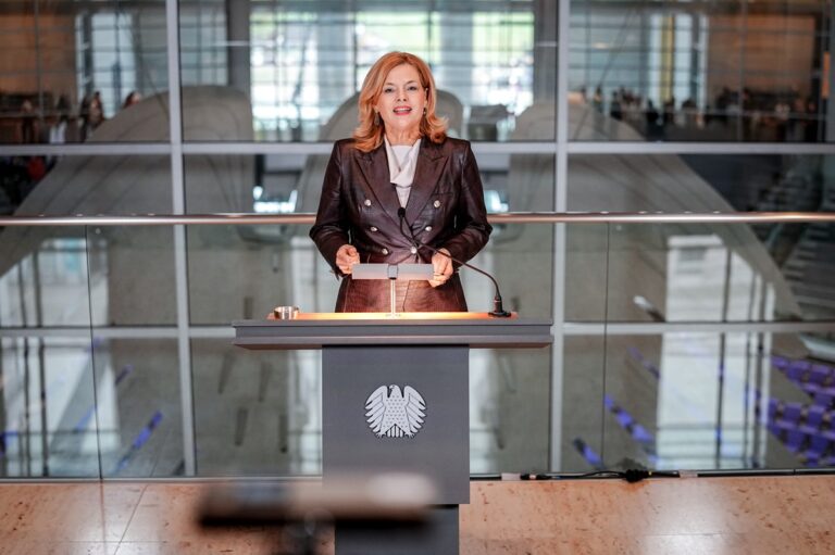 Фото для новини:Хакери зламили акаунт у Signal президентки Бундестагу - ЗМІ