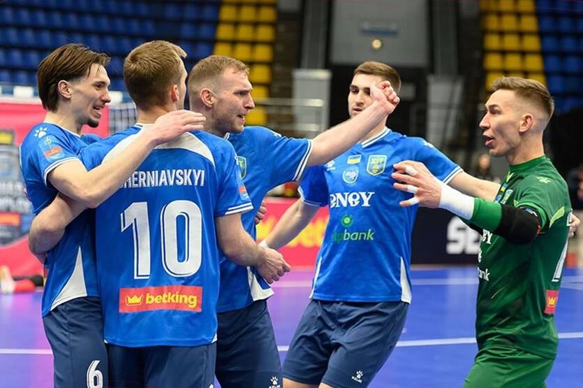 Фото для новини:ХІТ уперше в історії клубу зачинає чемпіонську пісню