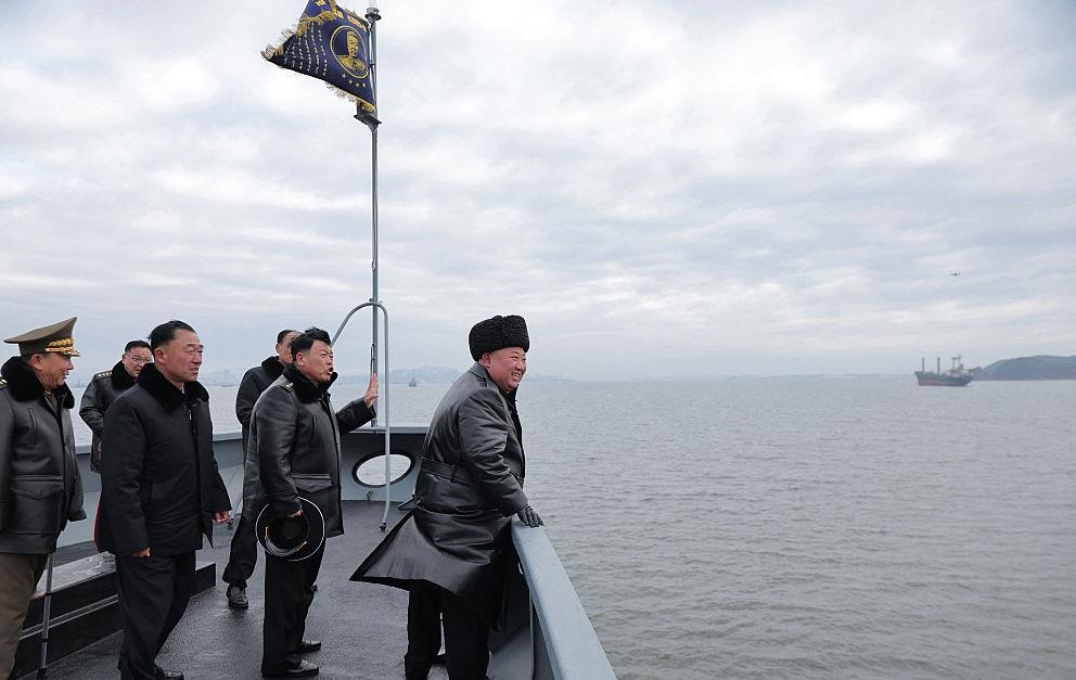 Фото для новини:Кім Чен Ин спостерігав за запуском ракет з нового есмінця