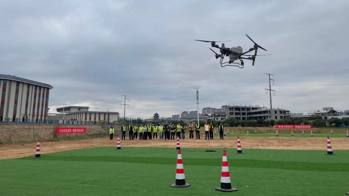 Фото для новини:Китайські вчені навчилися заряджати дрони прямо під час польоту