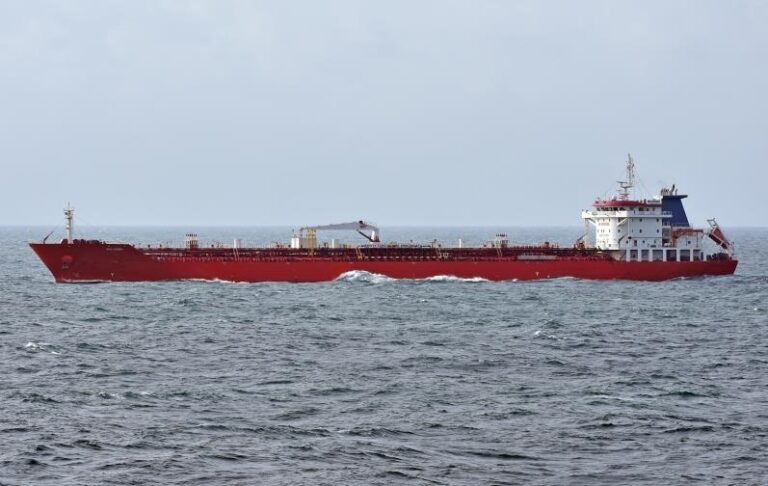 Фото для новини:Китайський танкер пройшов через Ормузьку протоку, попри на блокаду США