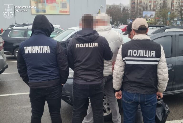 Фото для новини:Львівський ексдоцент продавав "роботу в Інтерполі" для виїзду за кордон