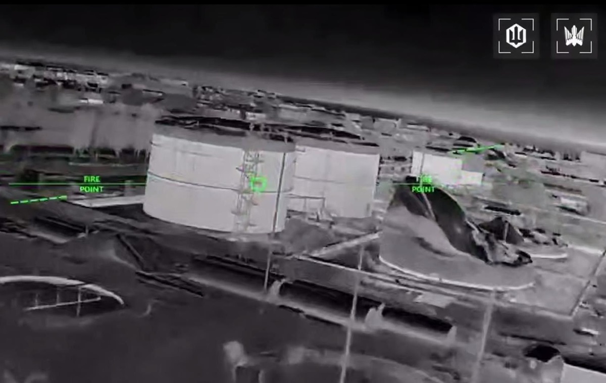 Фото для новини:Мадяр показав удари по нафтобазі в Феодосії