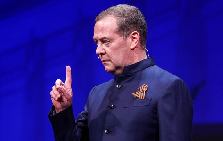 Фото для новини:Медведєв став головним редактором російських шкільних підручників