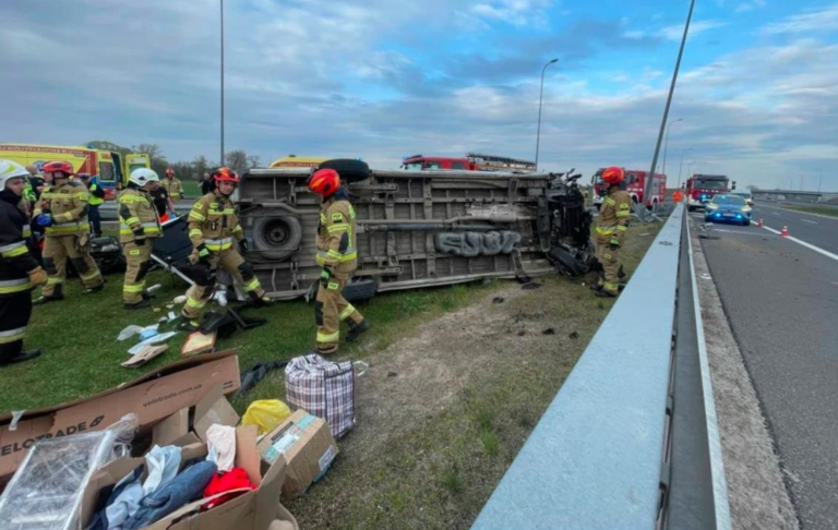 Фото для новини:Мікроавтобус з українцями перекинувся у Польщі