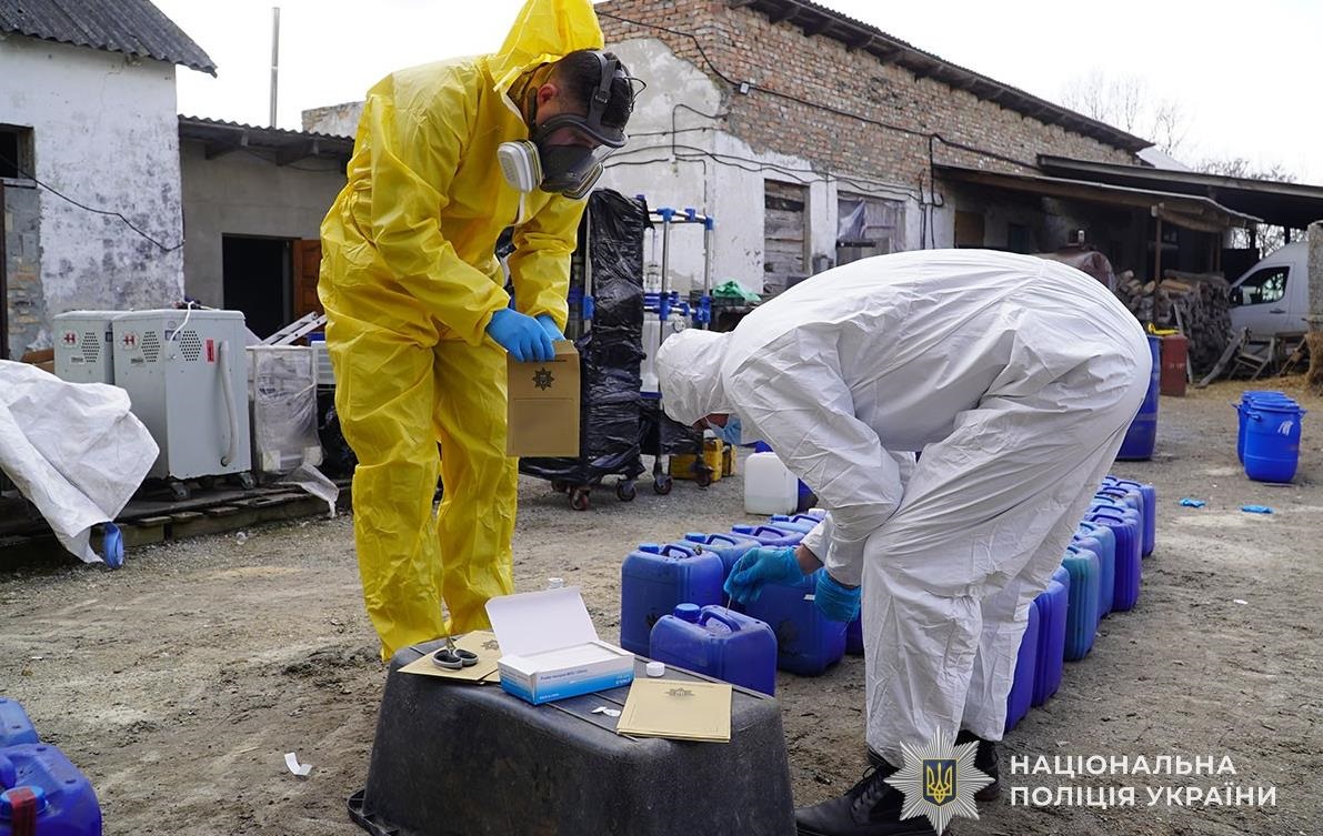 Фото для новини:Могли виготовити 2 млн доз: на Тернопольщині ліквідовули наркогрупу