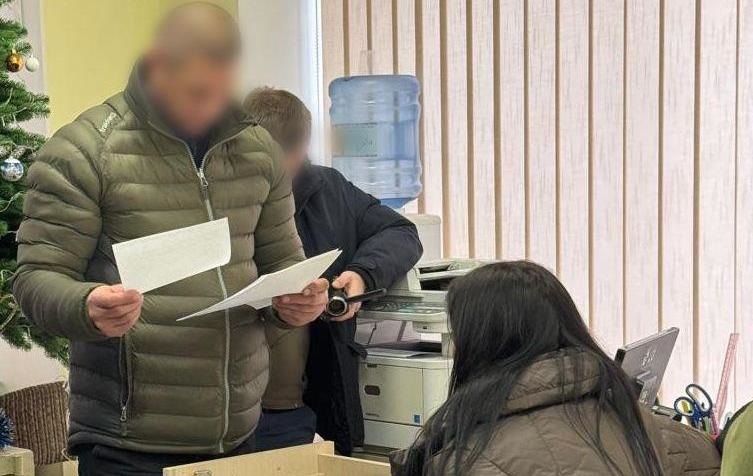 Фото для новини:На Черкащині працівниця банку ошукала бабусю загиблого віїна на 1 млн