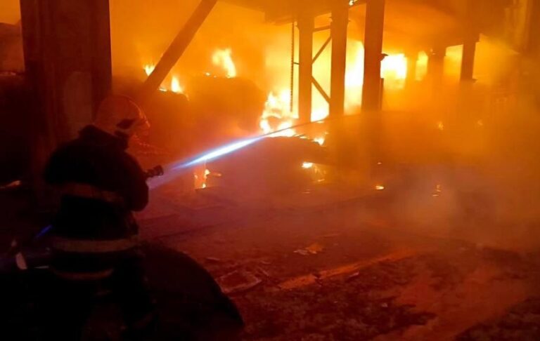 Фото для новини:На Київщині після атаки палає підприємство
