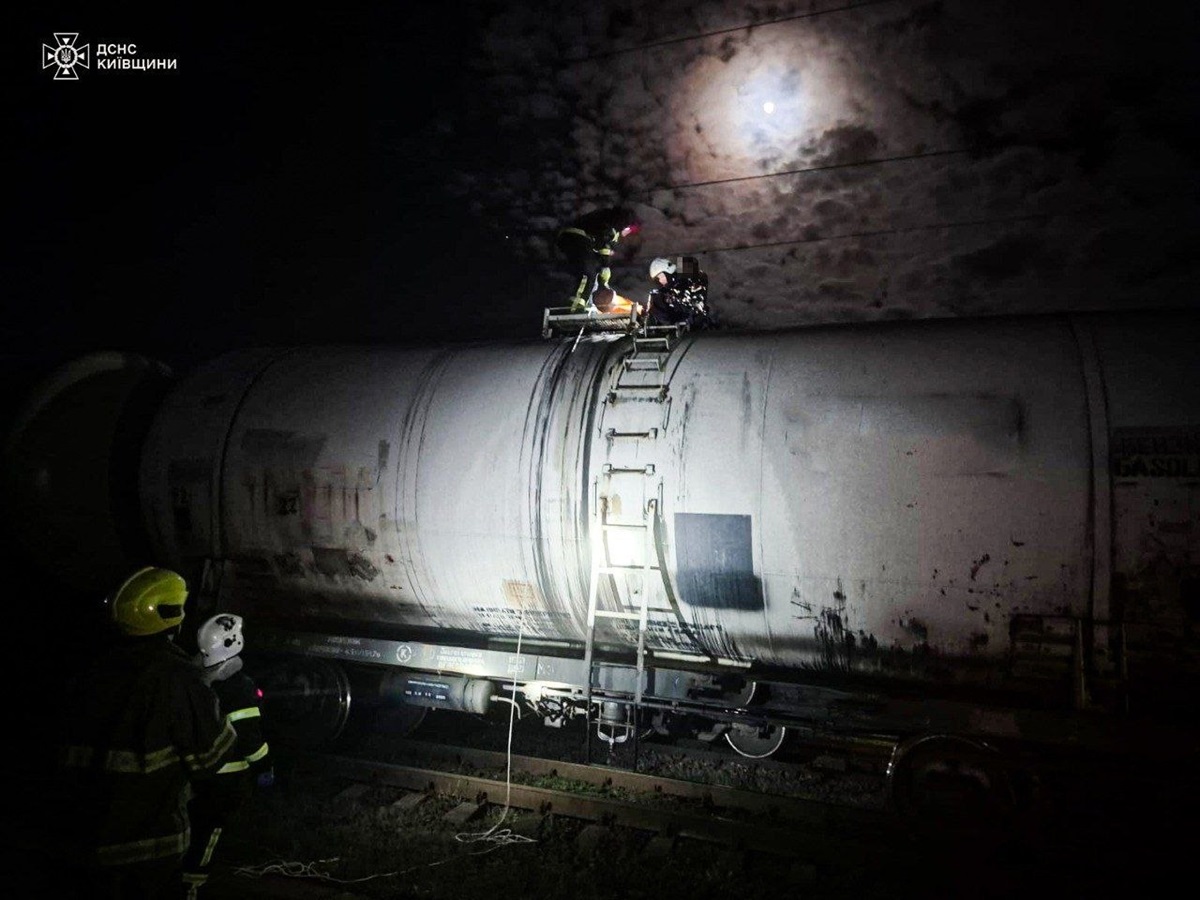 Фото для новини:На Київщині рятувальники зняли з вагона-цистерни дитину з опіками