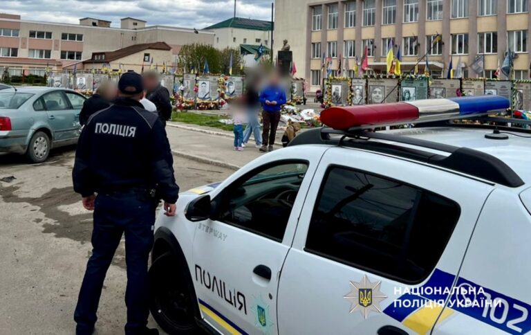 Фото для новини:На Одещині автомобіль пошкодив Алею героїв