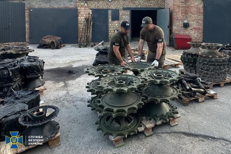 Фото для новини:На потреби ЗСУ передали вилучені запчастини для бронетехніки на 20 млн