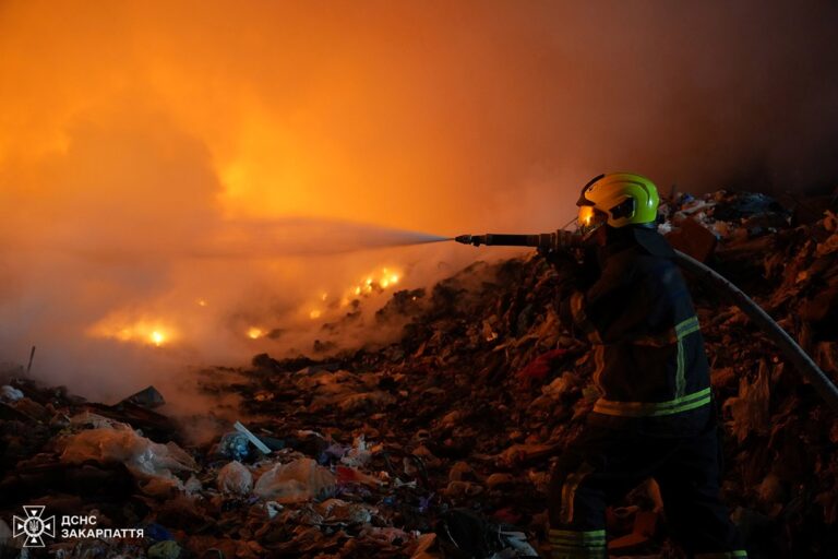 Фото для новини:На Закарпатті палає сміттєвий полігон