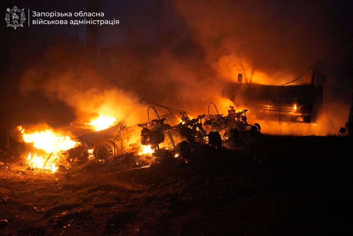 Фото для новини:Наслідки комбінованого обстрілу Запоріжжя показали в ОВА