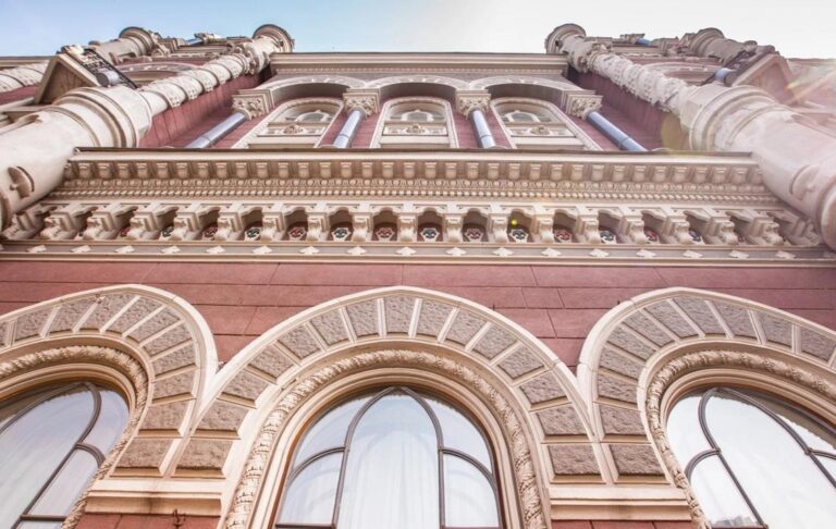 Фото для новини:Нацбанк почав підвищувати курс гривні