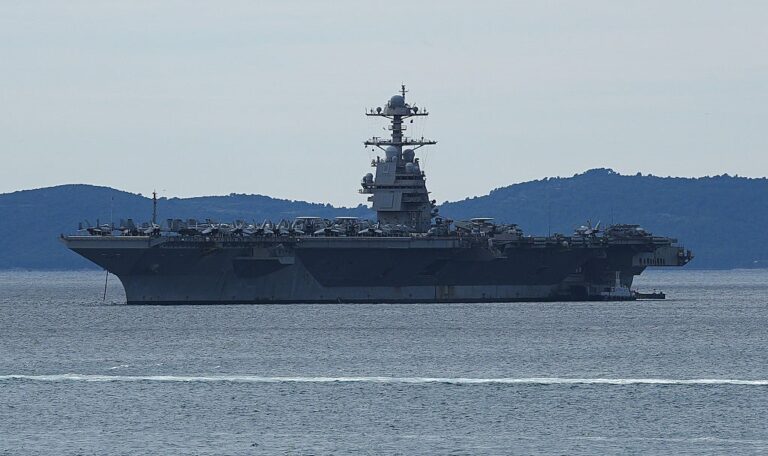 Фото для новини:Найбільший авіаносець США залишає Близький Схід