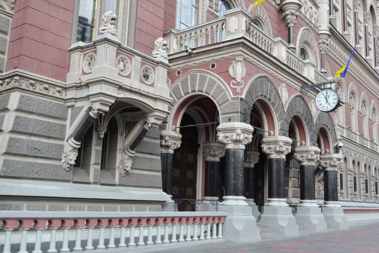 Фото для новини:НБУ пом&rsquo;якшив валютні обмеження для оборонки та військових