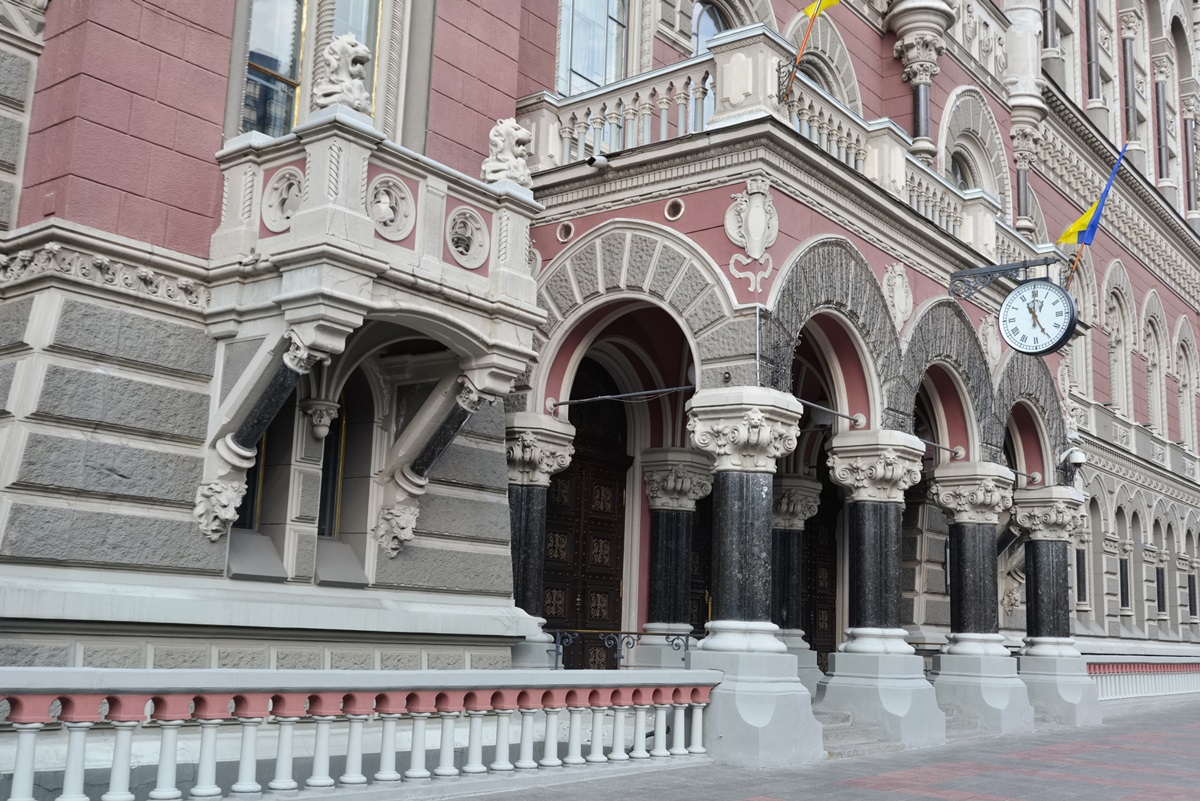Фото для новини:НБУ пом&rsquo;якшив валютні обмеження для оборонки та військових