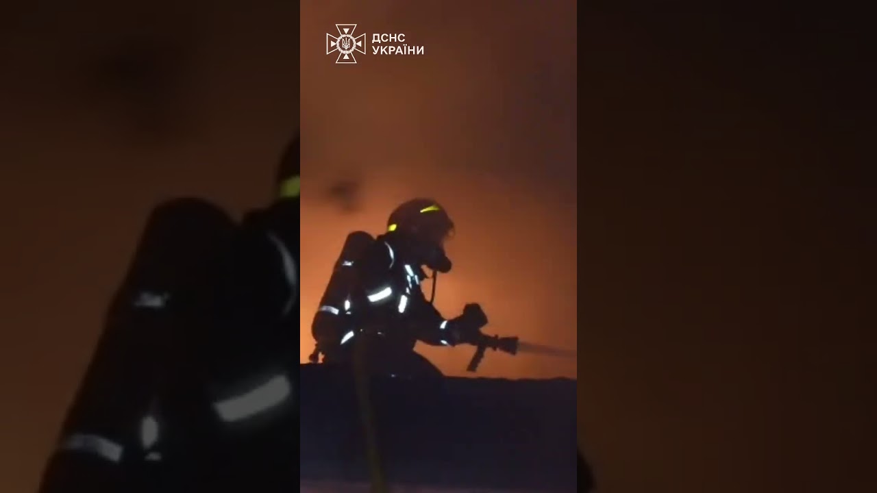 Фото для новини:ПЕКЛО НА ХМЕЛЬНИЧЧИНІ: Гігантська пожежа після удару БпЛА!