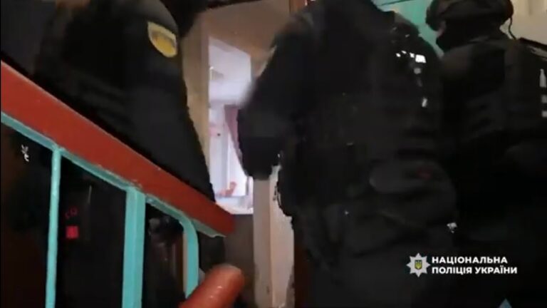 Фото для новини:Поліцейські викрили мешканку Черкас, яка використовувала малолітніх дочок для створення порнографії